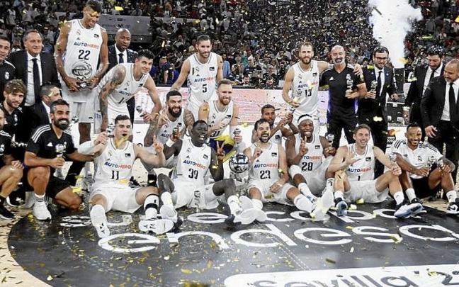 El Real Madrid celebra el t&iacute;tulo en el pabell&oacute;n San Pablo. | FOTO: EFE