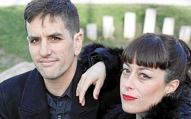 Jon Basaguren y Libe García de Cortázar, en el Casco Viejo gasteiztarra. | FOTO: PILAR BARCO