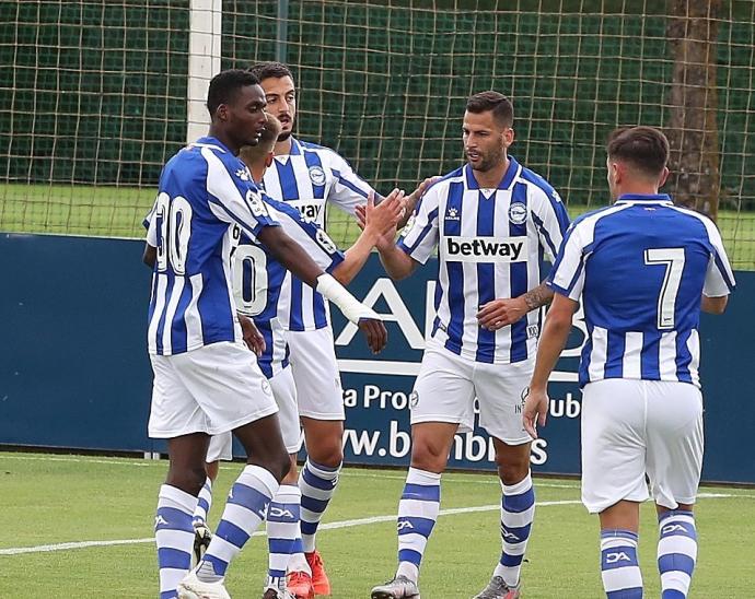 Abdallahi celebra un tanto con Joselu, Edgar y Lucas Pérez.