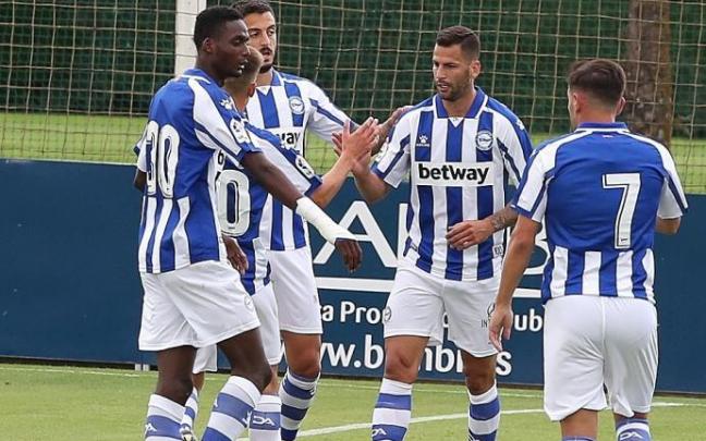 Abdallahi celebra un tanto con Joselu, Edgar y Lucas Pérez.