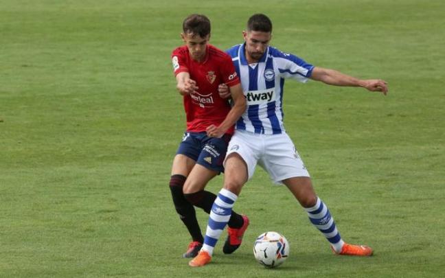 Tachi disputa un balón durante uno de los derbis frente a Osasuna de la temporada pasada.