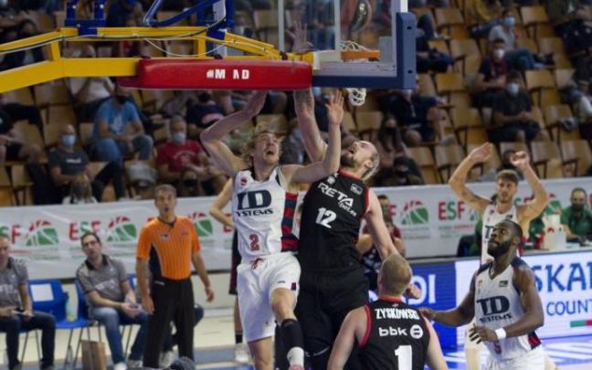 Raieste pelea por un balón con Balvin en la Euskal Kopa del año pasado.