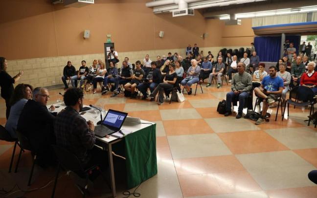 Imagen del foro de barrio de la Rochapea, presidida por el alcalde Enrique Maya y la conceja Carmen Alba.
