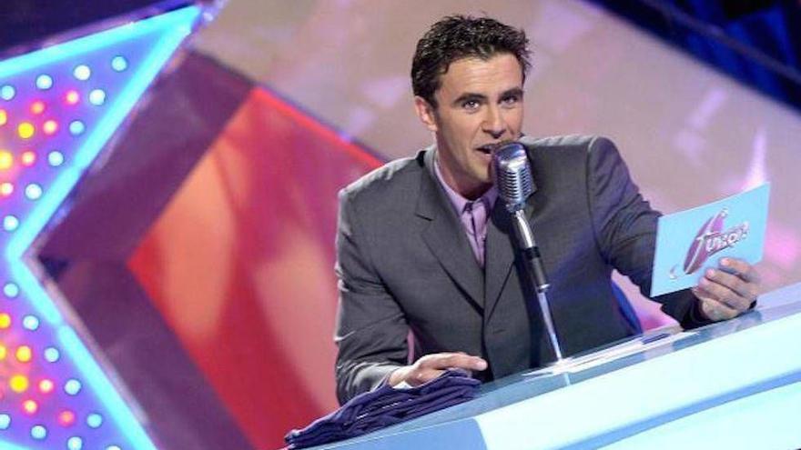 Alonso Caparrós, presentando 'Furor' a finales de los años 90.