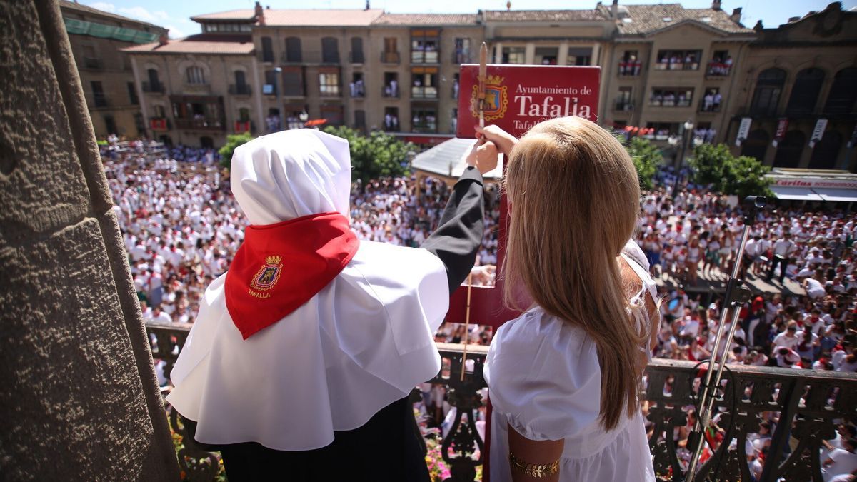 Representantes de la ikastola Garcés de los Fayos, prendiendo el cohete en Tafalla.