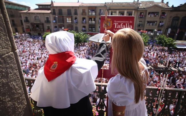 Representantes de la ikastola Garc&eacute;s de los Fayos, prendiendo el cohete en Tafalla.