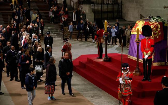 Ciudadanos visitan la capilla ardiente de Isabel II