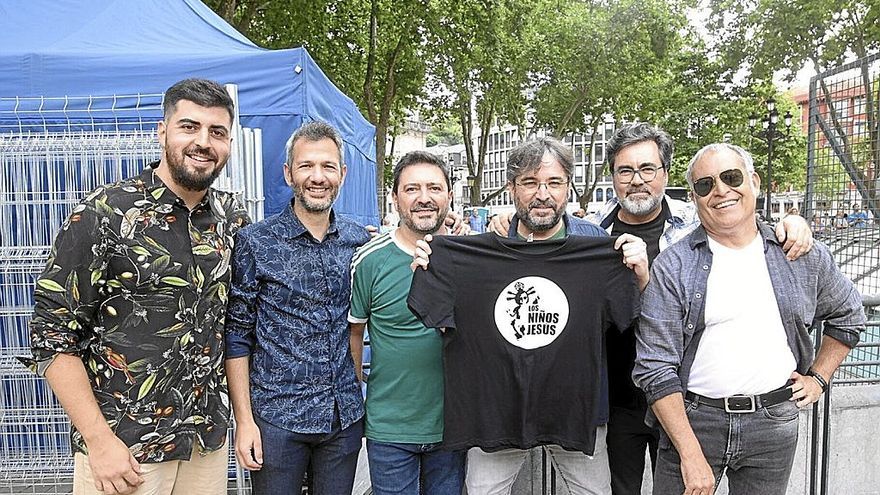 Jordi Évole con una camiseta del grupo Los Niños Jesús que participaron en el programa Bereziak que llenó Bilbao de actividades musicales. | FOTOS: BORJA GUEERRERO