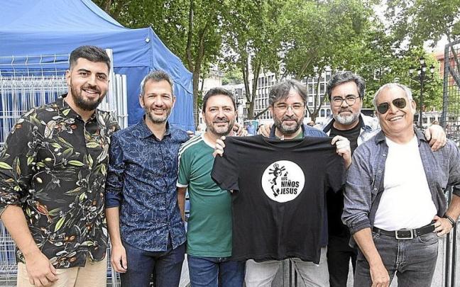 Jordi Évole con una camiseta del grupo Los Niños Jesús que participaron en el programa Bereziak que llenó Bilbao de actividades musicales. | FOTOS: BORJA GUEERRERO Jordi Évole con una camiseta del grupo Los Niños Jesús que participaron en el programa Bereziak que llenó Bilbao de actividades musicales. | FOTOS: BORJA GUEERRERO