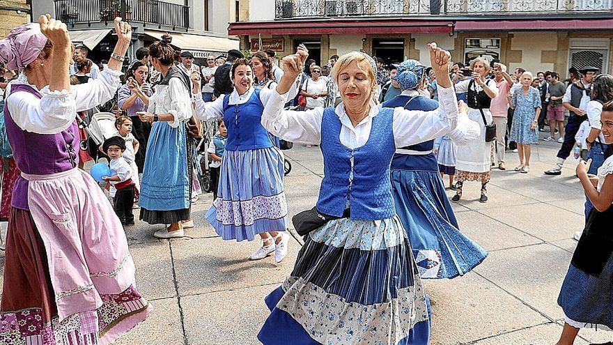 Zarauztar askok eta askok pasa zuten eguna erromerian dantza egiten baserritarrez jantzita.