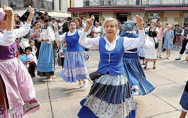 Zarauztar askok eta askok pasa zuten eguna erromerian dantza egiten baserritarrez jantzita.