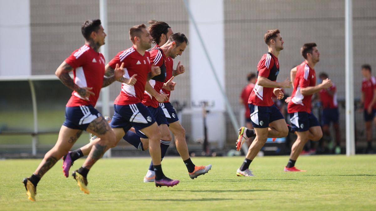 Varios jugadores de Osasuna durante el entrenamiento de este jueves.