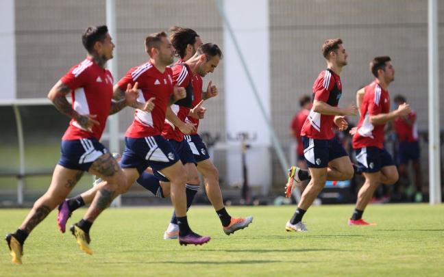 Varios jugadores de Osasuna durante el entrenamiento de este jueves.