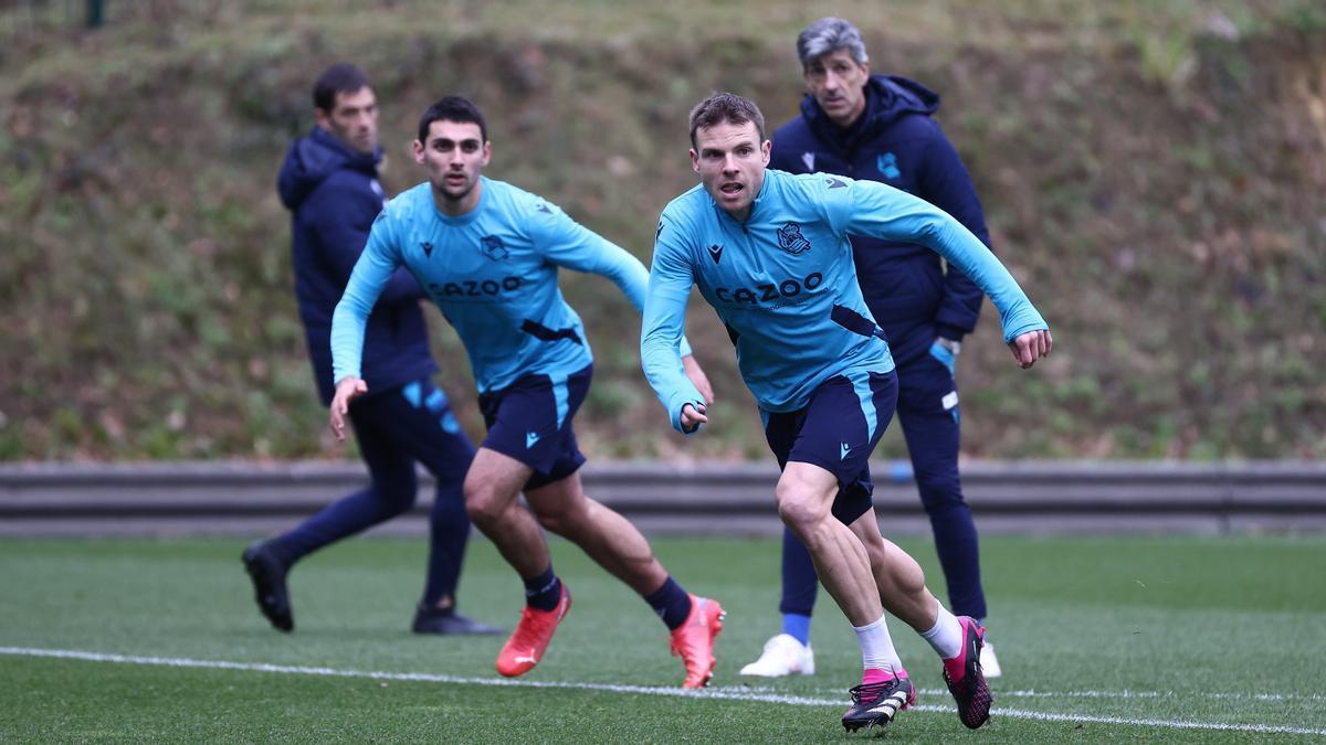 Ander Martín e Illarramendi entran al remate ante las miradas de Labaka e Imanol, durante el entrenamiento de este viernes.