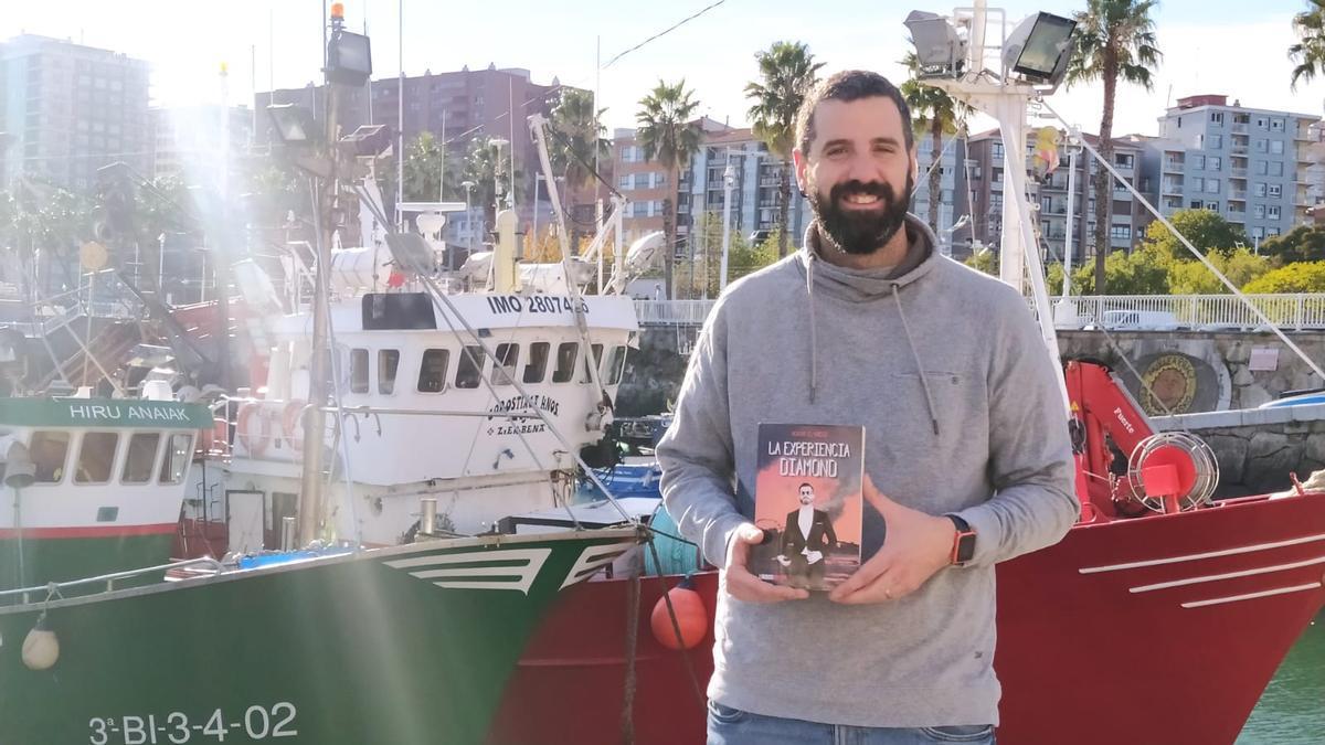 Igor G. Vico posa con su nueva novela: 'La experiencia Diamond'.