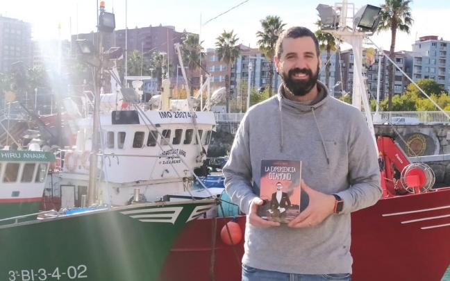 Igor G. Vico posa con su nueva novela: 'La experiencia Diamond'.