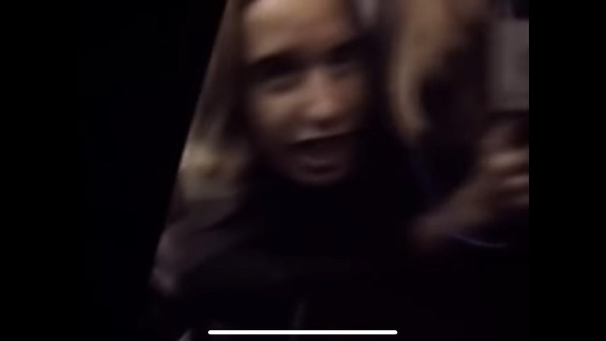 La fugaz aparición de María Patiño en el videoclip.