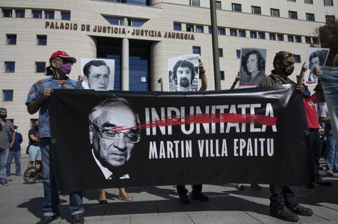 Concentración convocada por diversas asociaciones y colectivos frente al Palacio de Justicia para exigir que se investigue a Rodolfo Martín Villa, exministro del Interior, coincidiendo con su declaración ante la jueza argentina Servini por su papel en var