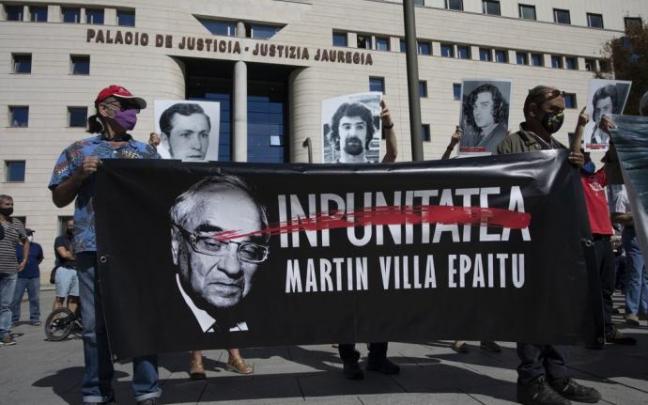 Concentración convocada por diversas asociaciones y colectivos frente al Palacio de Justicia para exigir que se investigue a Rodolfo Martín Villa, exministro del Interior, coincidiendo con su declaración ante la jueza argentina Servini por su papel en var Concentración convocada por diversas asociaciones y colectivos frente al Palacio de Justicia para exigir que se investigue a Rodolfo Martín Villa, exministro del Interior, coincidiendo con su declaración ante la jueza argentina Servini por su papel en var