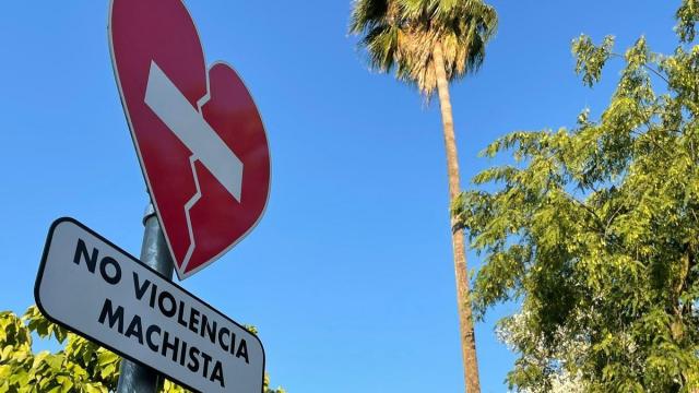 Una señal en protesta contra la violencia machista. Una señal en protesta contra la violencia machista.