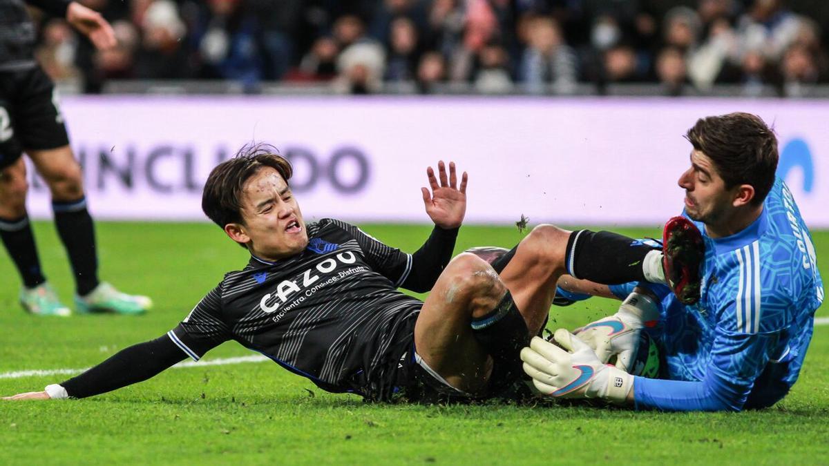 Take Kubo y Thibaut Courtois, durante el partido de este domingo en el Santiago Bernabéu