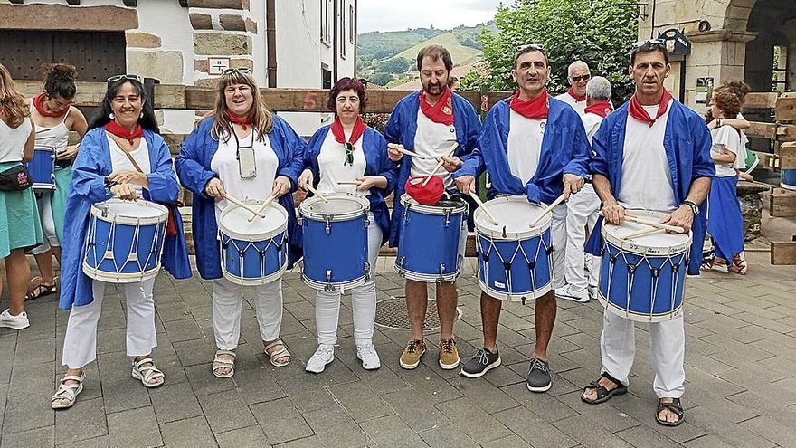 La peña Arkumeak, creada en 1984, presentó una nutrida representación en la tamborrada.