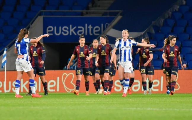 Las jugadoras del Levante celebran uno de sus goles ante Amaiur y Le Guilly.
