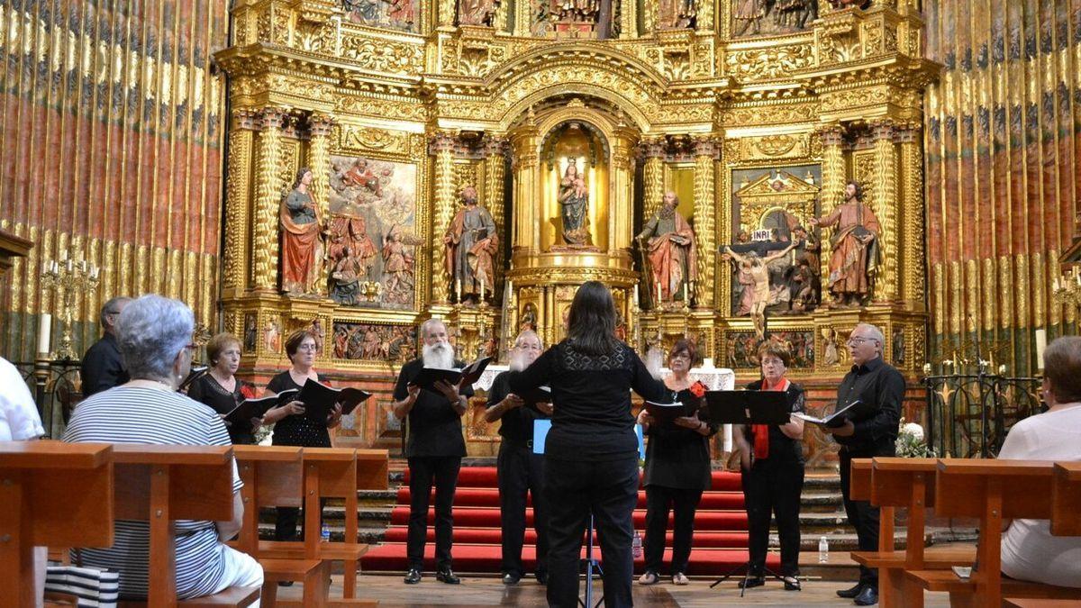 Actuación de la coral Santorcáriz dentro del programa Vital por Álava