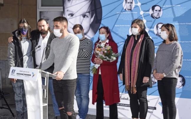 Alex Moreno, hermano de Fabio, interviene acompañado de dos familiares, Aitziber Olivan (alcaldesa de Erandio) y Beatriz Artolazabal, consejera de Justicia