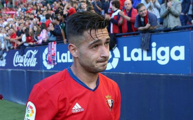 Sergio León abandona El Sadar en su último partido de rojillo.