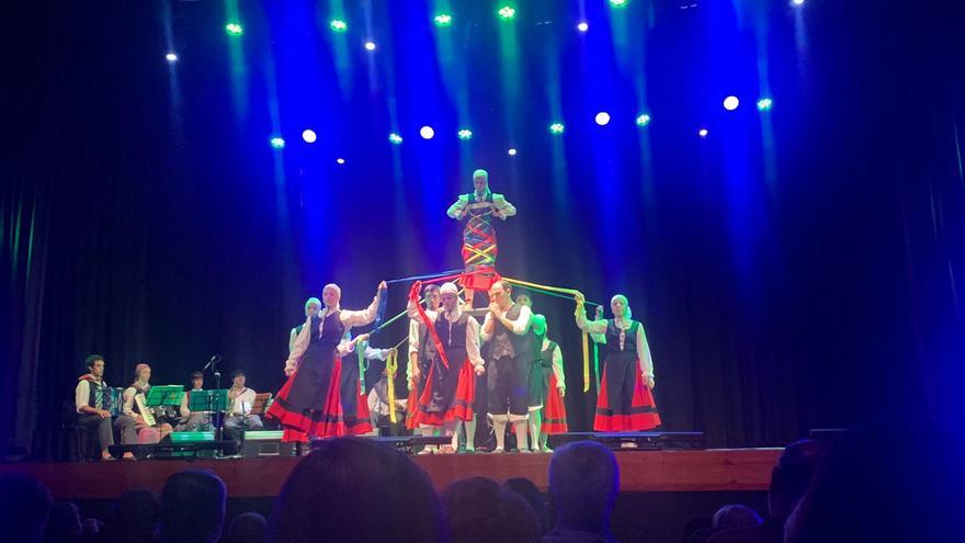 Actuación de los dantzaris de los centros navarros, en el Teatro Mendoza.