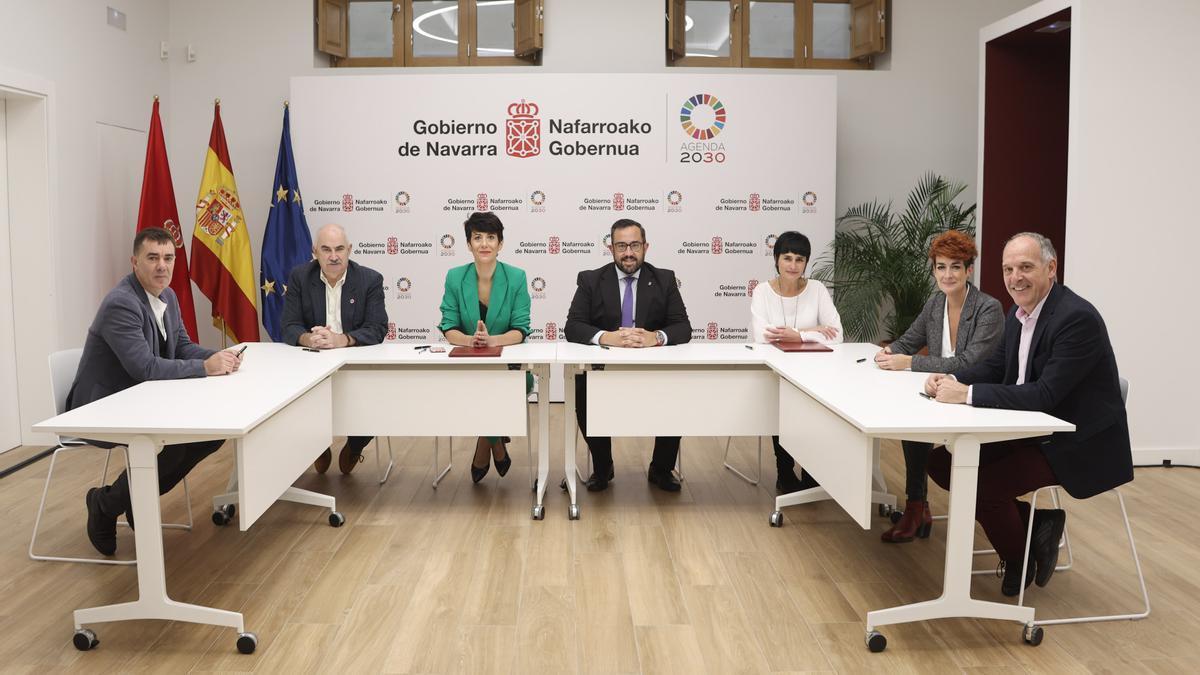 Representantes del Gobierno de Navarra y de EH Bildu tras la firma del pacto presupuestario para 2023.