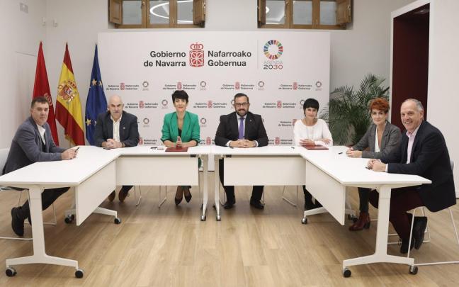 Representantes del Gobierno de Navarra y de EH Bildu tras la firma del pacto presupuestario para 2023.