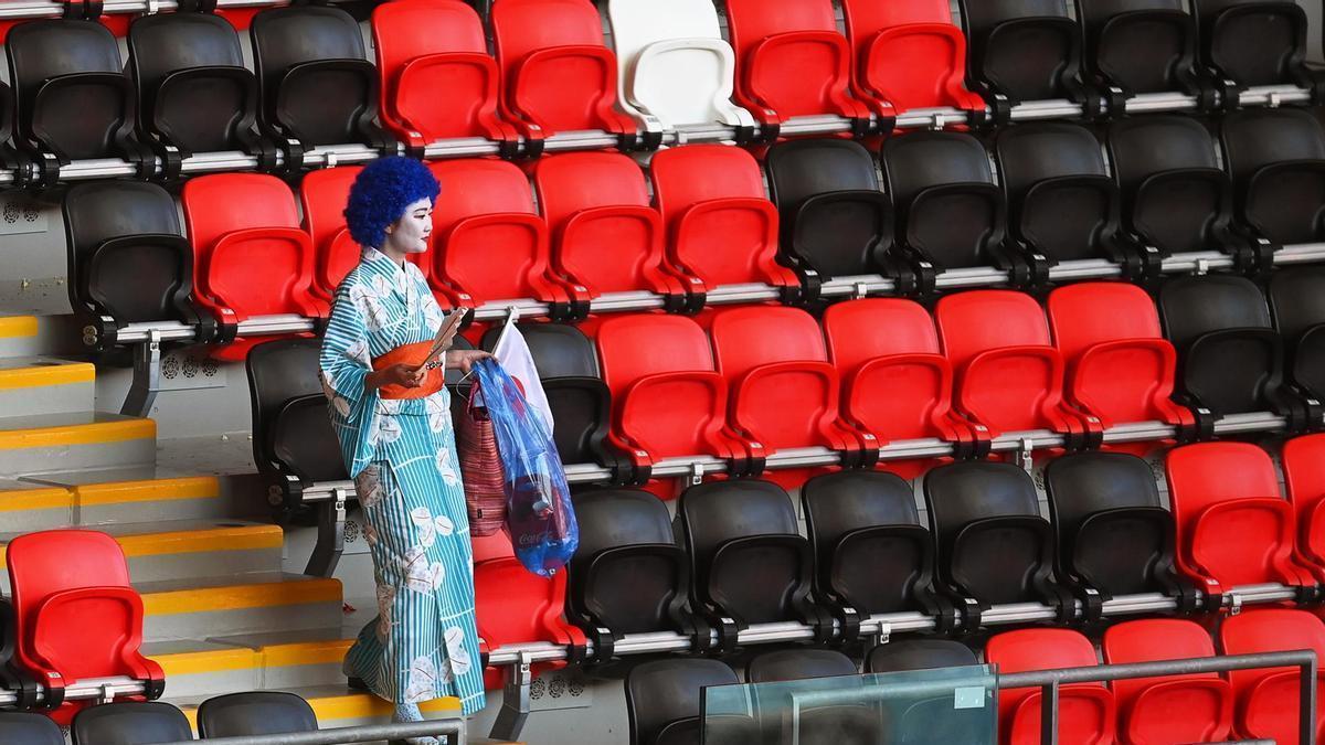 Una joven japonesa con una bolsa para recoger la basura.