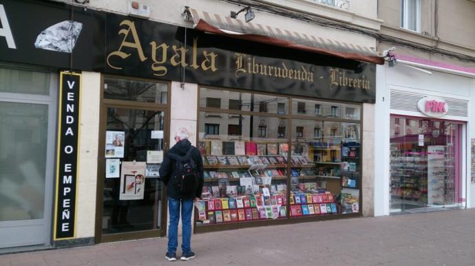 Escaparate de la Librería Ayala, en el número 1 de la calle Sancho El Sabio