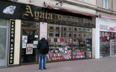 Escaparate de la Librería Ayala, en el número 1 de la calle Sancho El Sabio