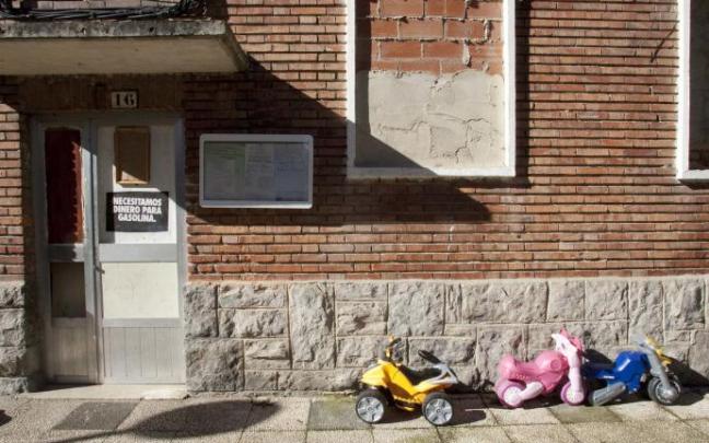 Fachada de las casas okupadas de Olarizu.