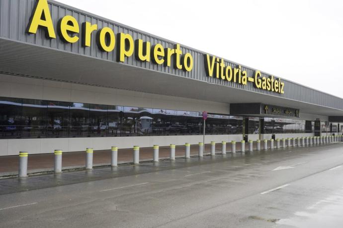 Fachada de la terminal del Aeropuerto de Foronda.