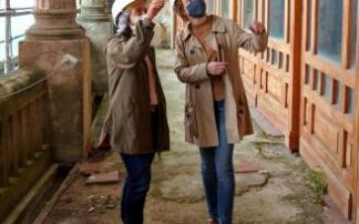 Agirre y Peraita observan la galería del salón principal.