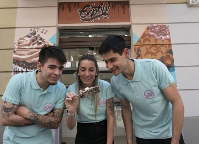 El equipo de Gophy posa junto con una de sus creaciones delante del local de la calle San Prudencio.