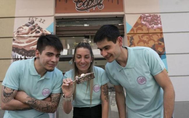 El equipo de Gophy posa junto con una de sus creaciones delante del local de la calle San Prudencio. El equipo de Gophy posa junto con una de sus creaciones delante del local de la calle San Prudencio.