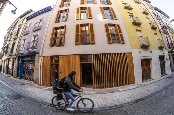 Fachada del nuevo edificio de viviendas en la calle Descalzos 33-35.