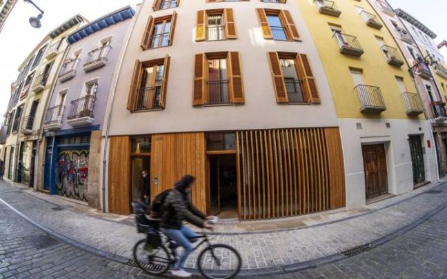 Fachada del nuevo edificio de viviendas en la calle Descalzos 33-35.