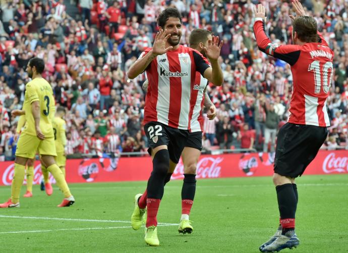 Raúl García celebra con Iker Muniain su gol de penalti frente al Villarreal en la que fue la última victoria del Athletic en San Mamés, el 1 de marzo de 2020.