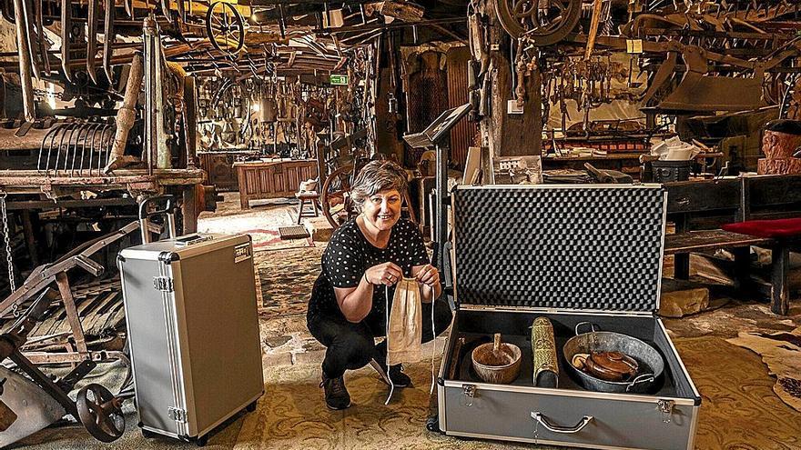 Elur Ulibarrena,  entre dos de las maletas tem&aacute;ticas que ha preparado y dise&ntilde;ado para el nuevo proyecto pedag&oacute;gico que har&aacute; de su museo un centro etnogr&aacute;fico itinerante.