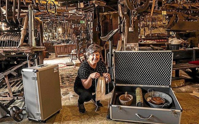 Elur Ulibarrena,  entre dos de las maletas tem&aacute;ticas que ha preparado y dise&ntilde;ado para el nuevo proyecto pedag&oacute;gico que har&aacute; de su museo un centro etnogr&aacute;fico itinerante.