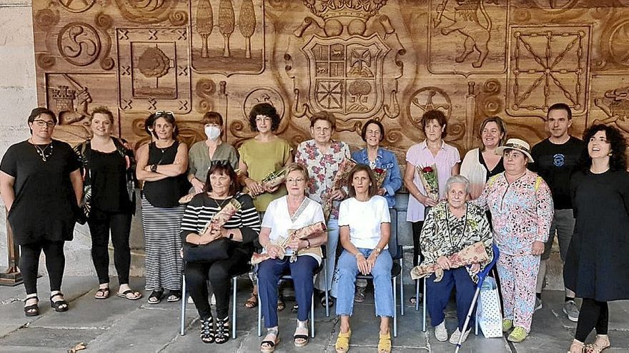 Premiadas, junto a representantes municipales y de la asociación Larun Haizpe. | FOTO: CEDIDA