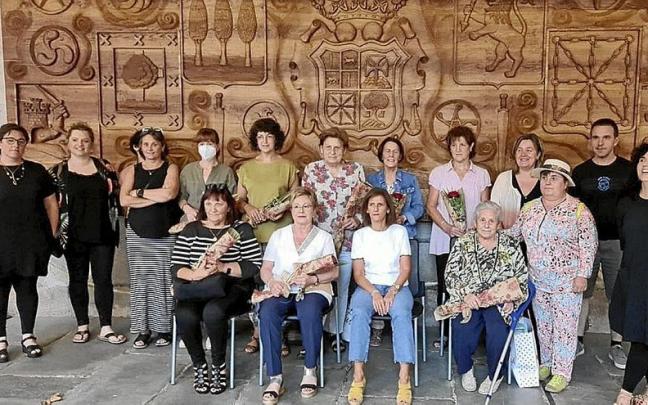 Premiadas, junto a representantes municipales y de la asociaci&oacute;n Larun Haizpe. | FOTO: CEDIDA