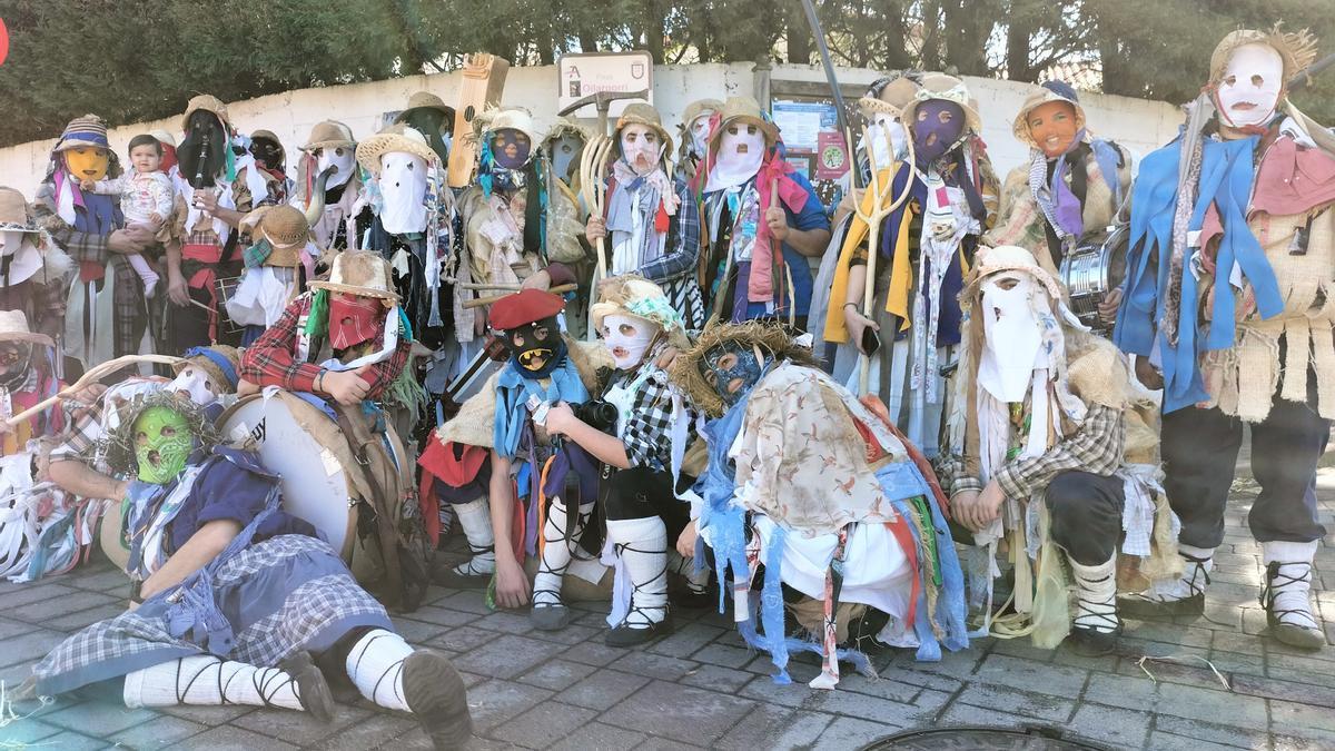 Los componentes de la cuestación, mozorroak, posan en la plaza Oilargorri del barrio de Kotarro de Abanto Zierbena.