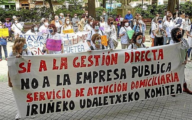 Concentraci&oacute;n de trabajadoras del SAD en 2021 contra el cambio de gesti&oacute;n.